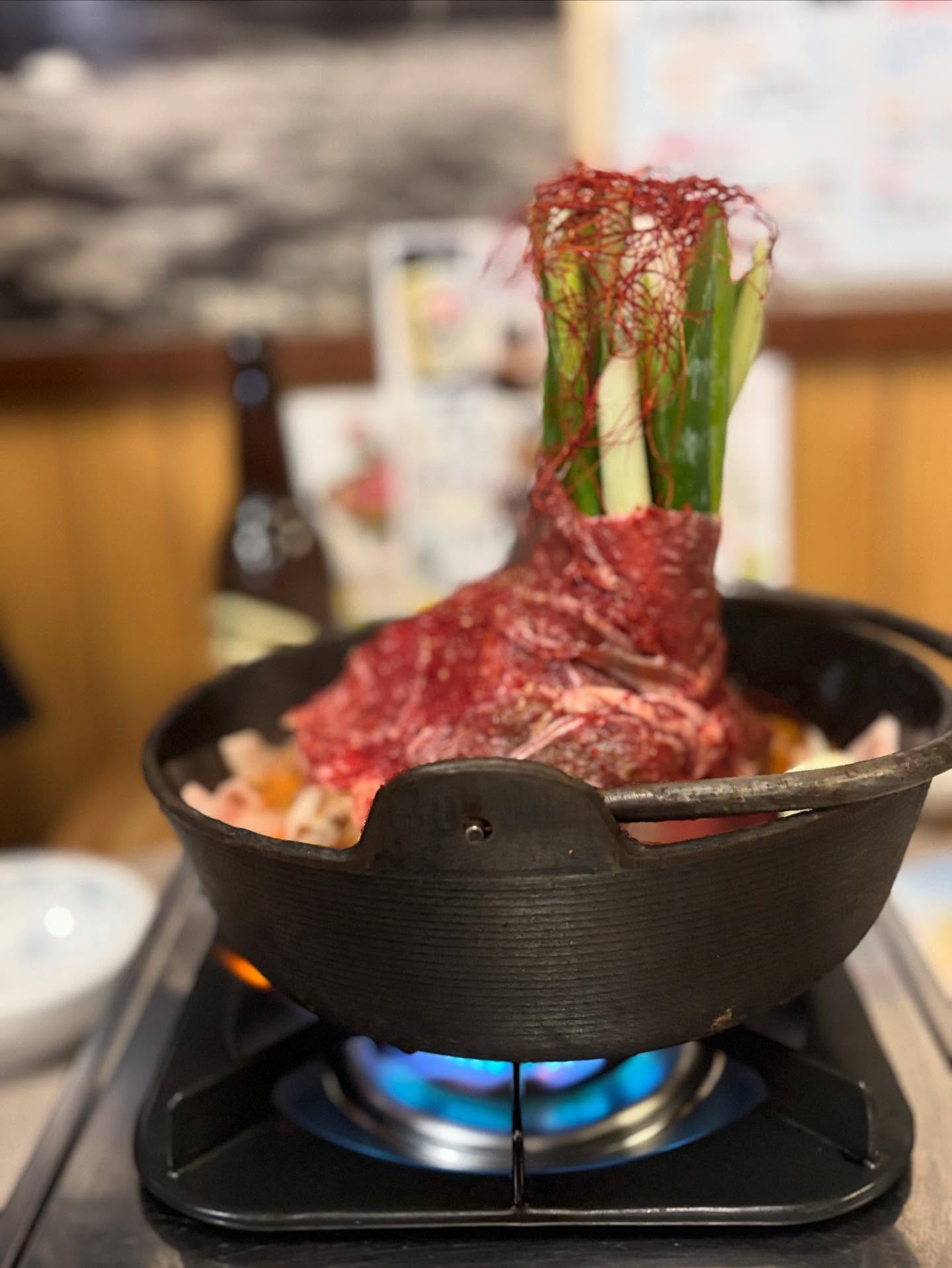 少し前にはなりますが。
大衆酒処米徳さんにて名物肉鍋を頂く。

その他美味しい料理をいただきましたが写真は撮れず。

#尾道
#居酒屋
#いごこちの良い空間 
#肉鍋
#米徳