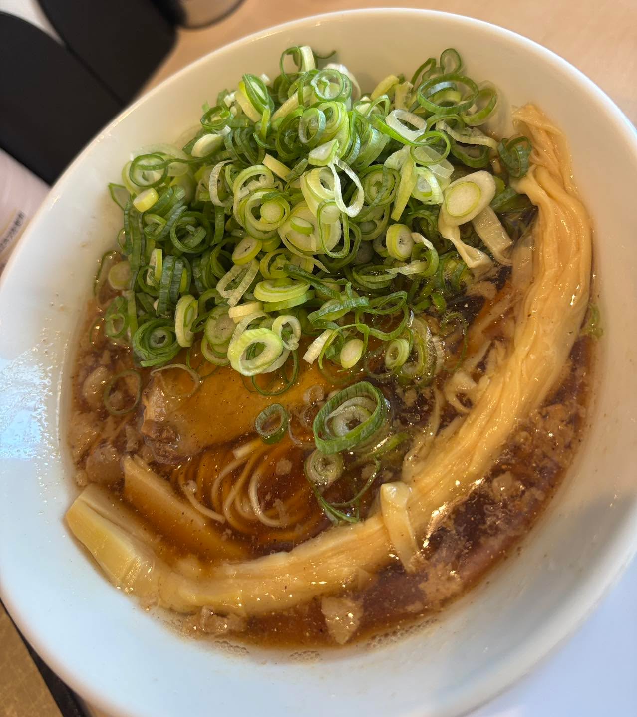 某日。
尾道商工会議所前の

尾道ラーメン一（はじめ）で尾道ラーメンを頂く。

シンプルな尾道ラーメンにネギ盛りトッピングで🤤

#尾道ラーメン 
#尾道ラーメン一