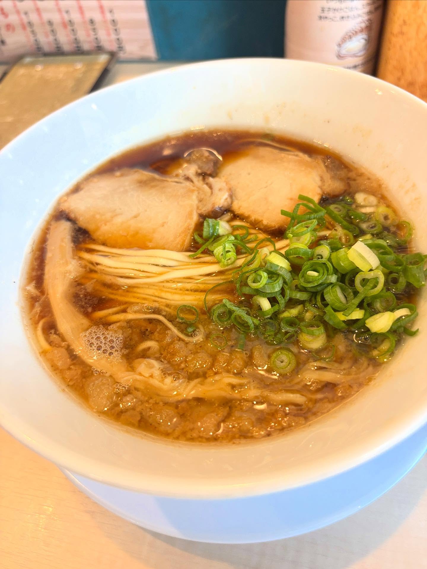 定期的に足を運ぶ尾道ラーメン一（はじめ）さんへ。
もうそろそろ「いつもの」と声をかけると写真の尾道ラーメン並の注文が通るだろうか？と考えながら本日も美味しくいただきました🍜

#尾道ラーメン
#尾道ラーメン一