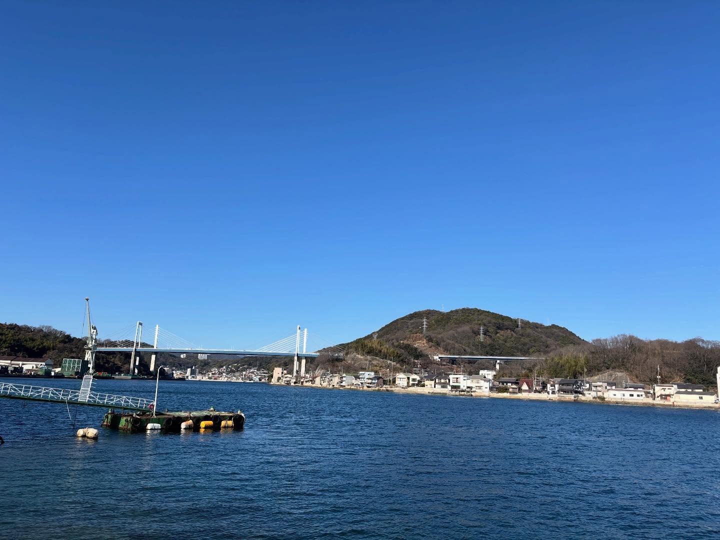 向東から尾道水道を眺めつつお客様のもとへ向かう。
寒いけれど良い天気。

#尾道 
#尾道水道